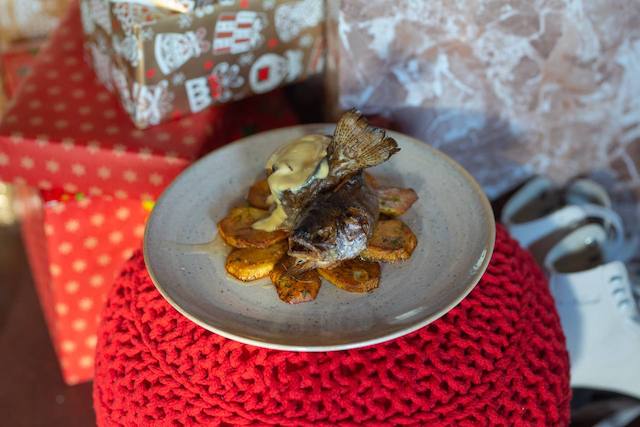 Річкова форель, запечена з картоплею та соусом шампань